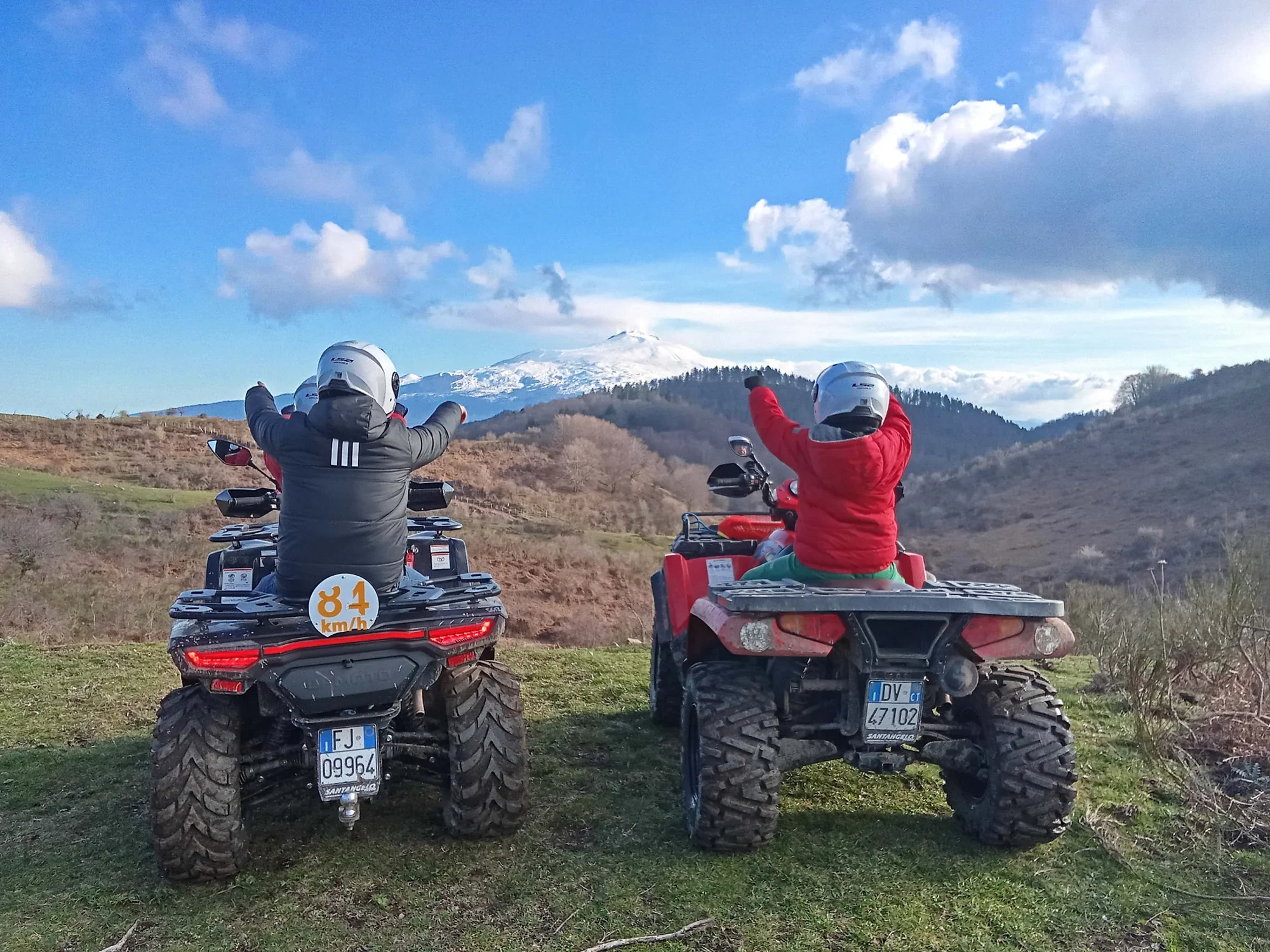 Partecipanti su un quad durante un’escursione nei Nebrodi, fotografia illustrativa
